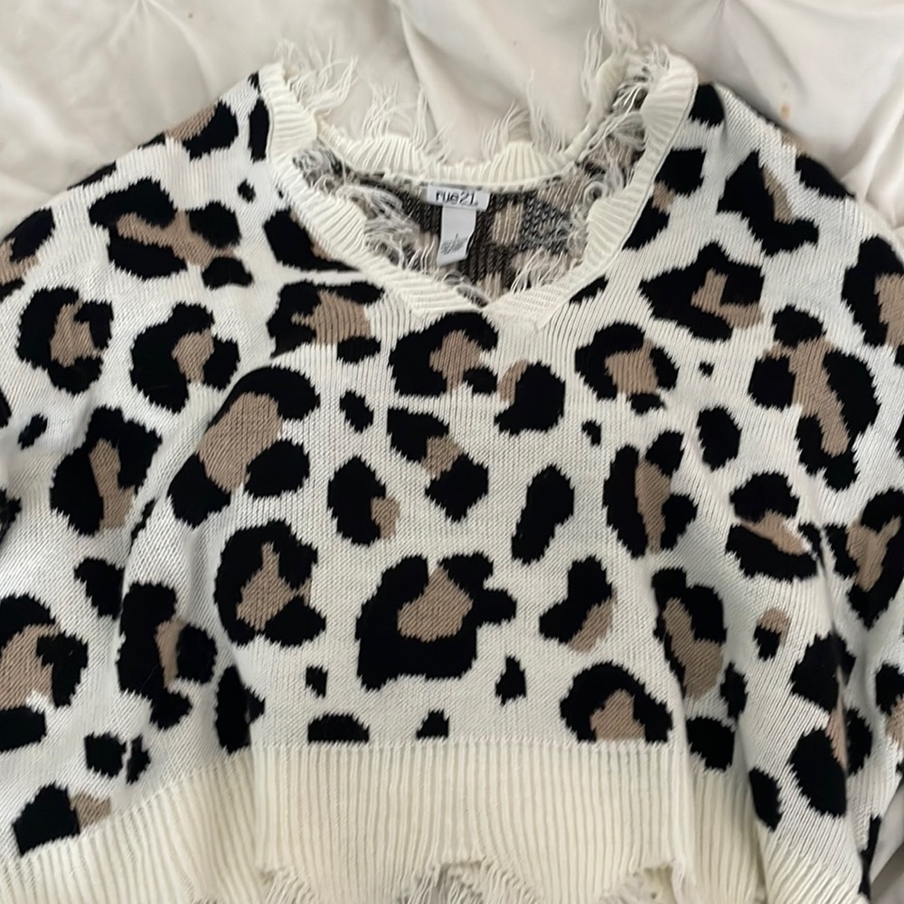 Leopard print, long sleeve, winter sweater, super stylish! size S but fits M.